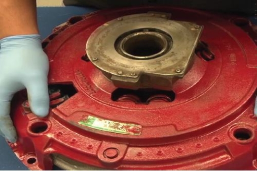 <strong>Identify the component given in the figure. </strong> A) Heavy-duty dual clutch for a manual transmission B) Dry dual clutch C) Wet clutch D) Dual clutch transmission