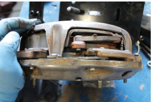 <strong>Identify the component given in the figure. </strong> A) Heavy-duty dual clutch for a manual transmission B) Dry dual clutch C) Wet clutch D) Dual clutch transmission