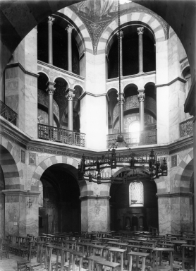 <strong> What does the style of the Palatine Chapel indicate about Charlemagne's view of his rule?</strong> A) Architecture had no bearing on how a king was viewed B) The glories of the East were superior to those of the West C) He was the true heir to the Roman Empire D) Palaces were not important to itinerant kings
