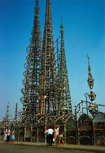 <strong> Simon Rodia's Watts Tower is an example of what kind of art?</strong> A)Outsider art B)Fauvism C)Futurism D)Pointillism