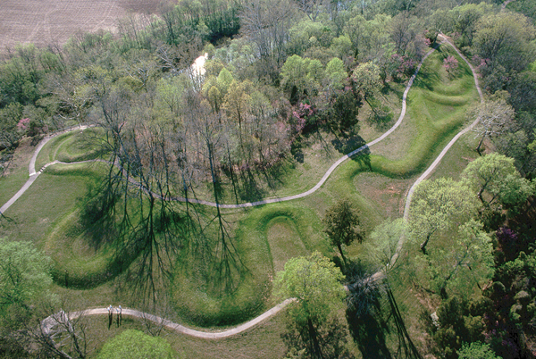 <strong> What is the Serpent (or Snake )Mound an example of?</strong> A)The North American tradition of animal-shaped earthworks B)Robert Smithson's early earthworks C)The importance of ecological concerns with the Minoan Snake Goddess cult D)Garden design by the Mayans