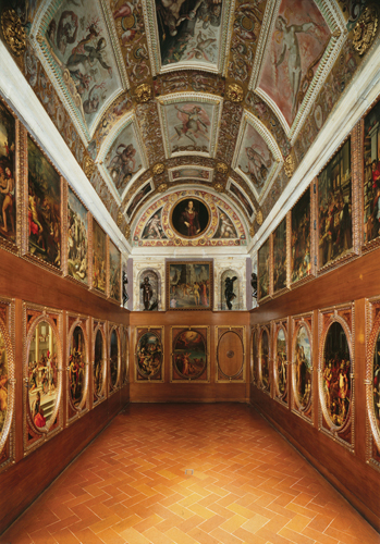 <strong> Which building in Florence contained the Studiolo of Francesco I de' Medici , a chamber in which de' Medici stored his collection of rare and unusual items?</strong> A)Bernice Pauahi Bishop Museum B)Palazzo Vecchio C)Vatican Museum D)Baths of Caracalla