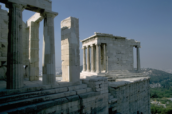 <strong> Which architectural feature does Mnesicles's Temple of Athena Nike display?</strong> A)Doric order columns B)Brackets and cantilevers C)Load-bearing side walls D)Ribbed vault with arch
