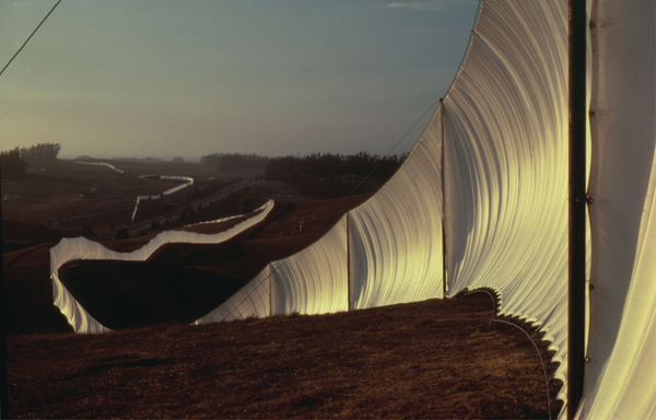 <strong> Which feature describes Christo and Jeanne-Claude's Running Fence ?</strong> A)This work permanently transformed its setting through its balance of light and shade. B)It was constructed of cloth stretched across miles of California countryside. C)It was a departure for the artists, who mostly created kinetic sculptures. D)As an assemblage, we see the way it incorporates found objects into an artwork.