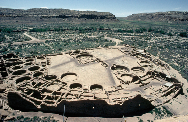 <strong> Which is an example of how architecture was used by the Anasazi people in Pueblo Bonito ?</strong> A)The buildings' central courtyards were the heart of their symmetrical arrangement. B)Tipis were the main architectural inspiration. C)Its roughly 1,000 inhabitants used kivas for ritual gatherings. D)Its two-story markets were enlivened by shoppers and extensive architectural ornamentation.