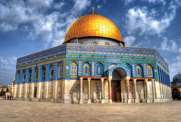 <strong>​   Which statement is true of the Dome of the Rock ?</strong> A)The architecture takes its cues from classical Greek temple design. B)The building was the prime source for Le Corbusier's Notre Dame du Haut . C)It was built on a site for pilgrimage used by three religions. D)The building shares its main design features with later mosques such as that at Isfahan. <div style=padding-top: 35px> 