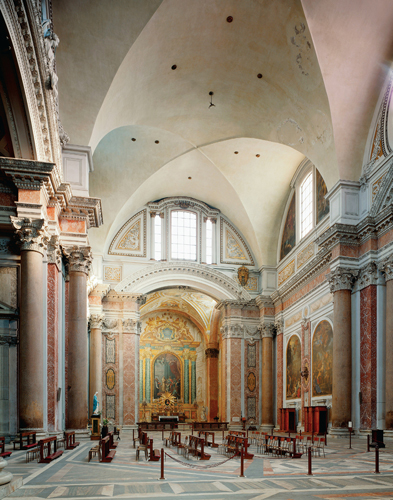 <strong> What is the primary support structure here?</strong> A) Dome B) Barrel vault C) Groin vault D) Round arch